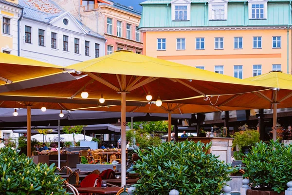 Terras straat café in de oude stad van Riga van Letland — Stockfoto