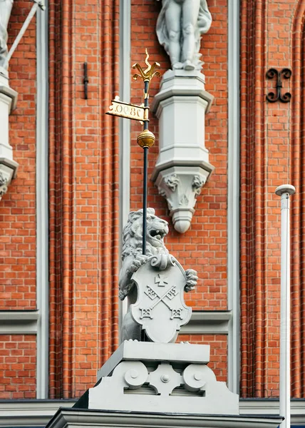 Скульптура Лева в будинку чорних крапок в Ризі — стокове фото