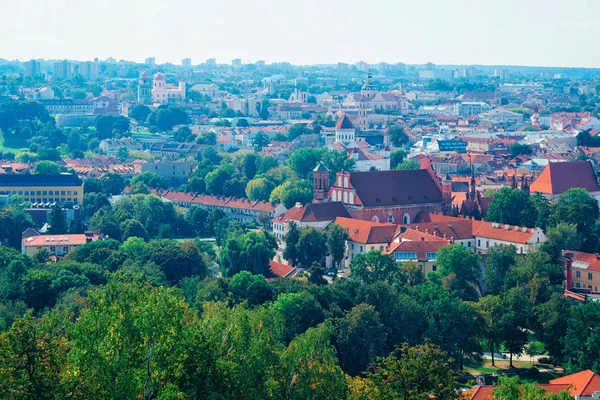 Paesaggio urbano di Vilnius con la chiesa di Sant'Anna — Foto Stock