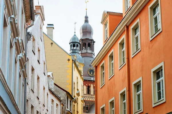 Dome Cathedral and street in Riga — Stock Photo, Image