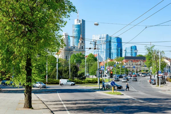 Gata och väg med affärsdistrikt moderna Downtown Vilnius — Stockfoto