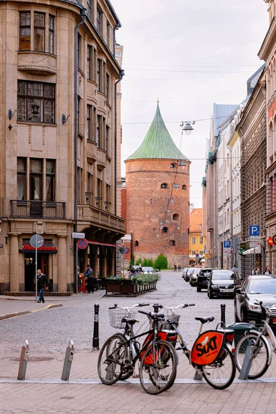 Fietsen bij Powder Tower in de straat van Riga — Stockfoto