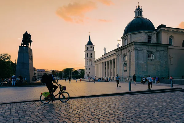 Homem de bicicleta na Praça da Catedral em Vilnius, na Lituânia — Fotografia de Stock