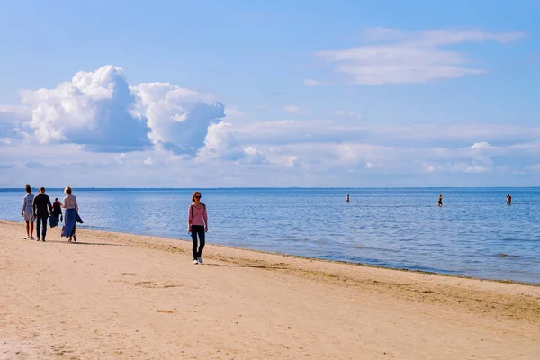 Pessoas relaxando na praia de areia no Mar Báltico em Jurmala — Fotografia de Stock