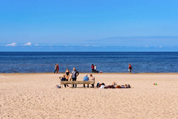 Pessoas relaxando na praia de areia no Mar Báltico em Jurmala — Fotografia de Stock