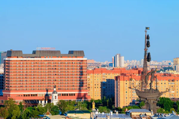 Peter de grote standbeeld in Moskou rivier Moskou — Stockfoto