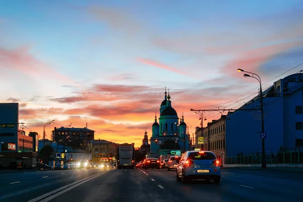 Romantik gün batımı ve yolda arabalar Moskova — Stok fotoğraf