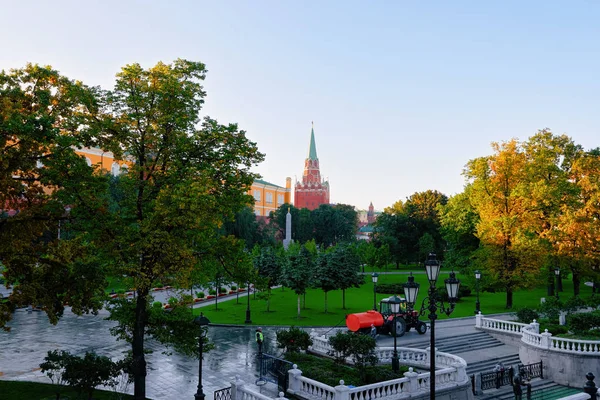 Alexander Gardens at the Kremlin wall in Moscow — Stock Photo, Image
