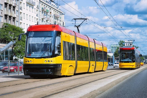 Varşova şehir merkezinde yolda Tramvaylar