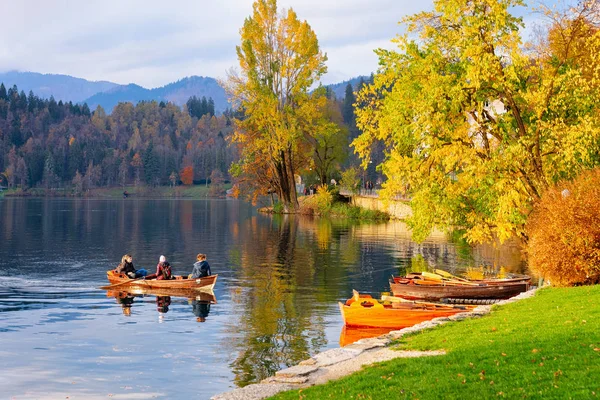 Vackra landskapet i Bled sjön och unga människor i båten — Stockfoto