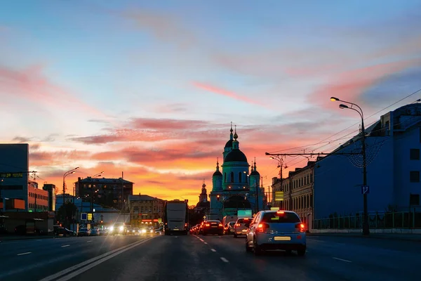 Romantisk solnedgång och bilar på väg i Moskva — Stockfoto