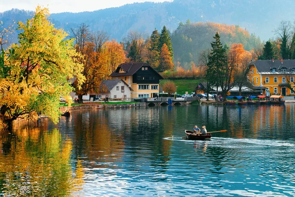 Vackra landskapet i Bled Lake och människor i båt Slovenien — Stockfoto