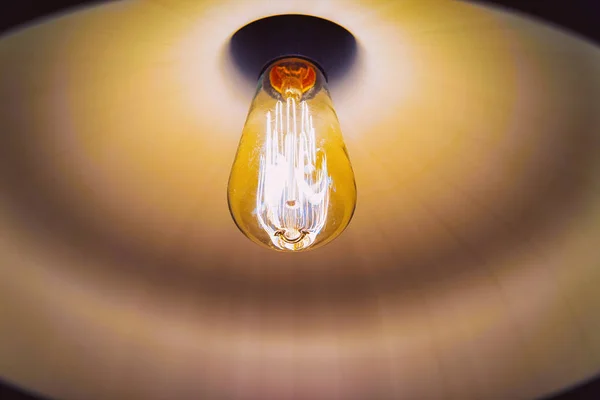 Ampoule en lampe design vintage moderne — Photo