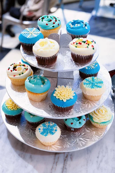 Синие и белые кексы в тарелке — стоковое фото