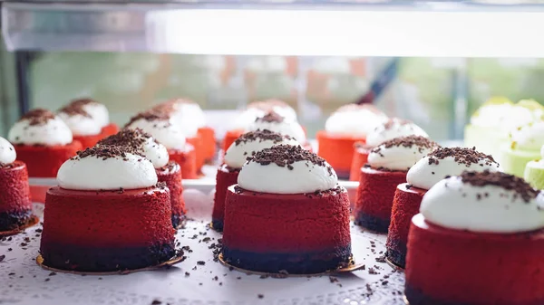 Dolci di velluto rosso con guarnizione cremosa — Foto Stock