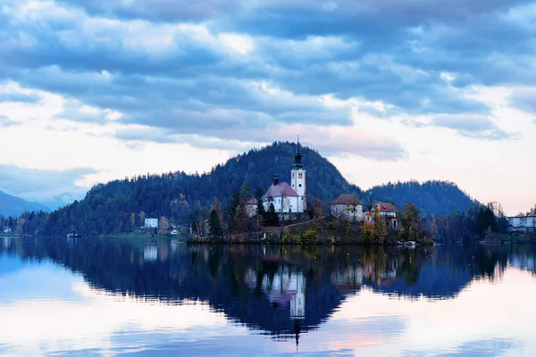 Slovenya gün batımında Bled Gölü ve Kilisesi güzel manzara — Stok fotoğraf