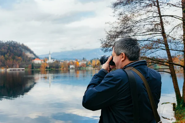 Man tar bilder av Bled Lake och kyrkan i Slovenien — Stockfoto