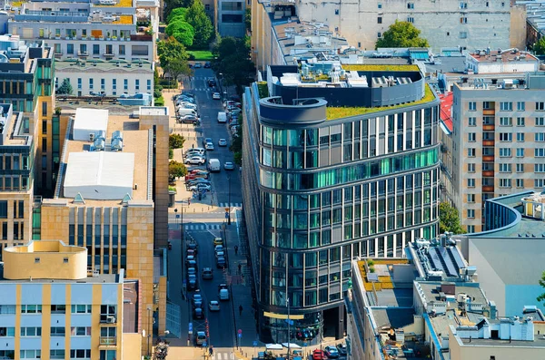 Skyline se silnicí a moderními mrakodrapy ve varšavském městském centru — Stock fotografie