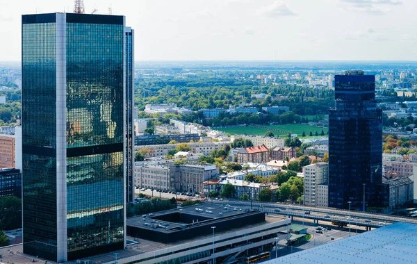 Skyline с современными небоскребами в центре Варшавы — стоковое фото