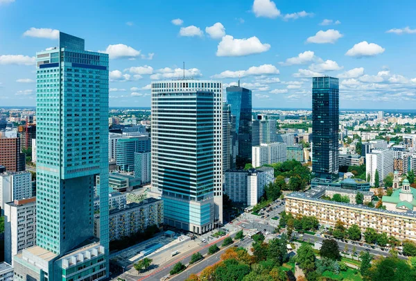 Skyline com arranha-céus modernos no centro da cidade de Varsóvia — Fotografia de Stock