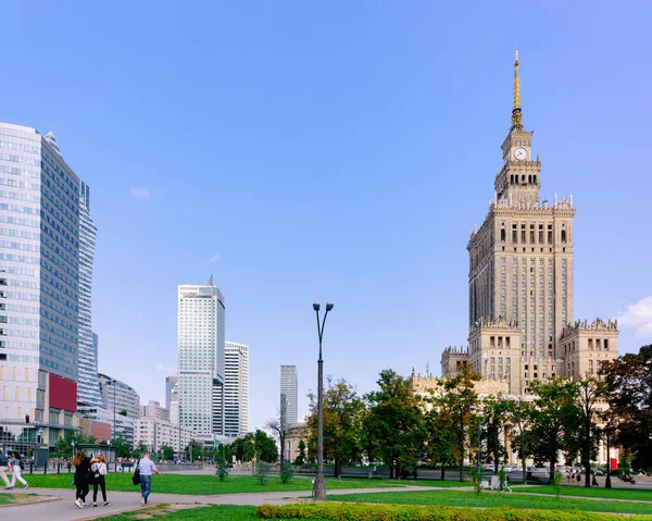 Pohled ulic na palác kultury a vědeckého mrakodrapu — Stock fotografie