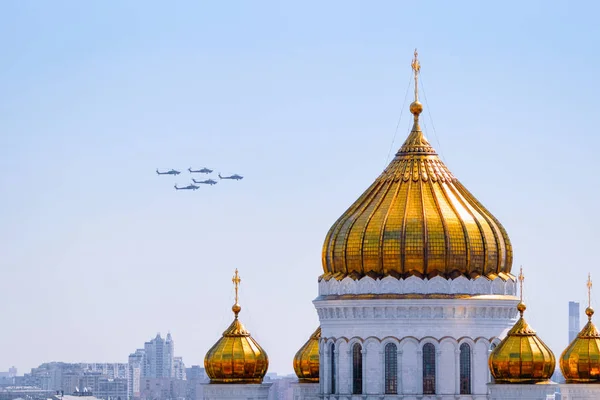 Helicopters flying near Cathedral of Christ Savior in Moscow — Stock Photo, Image