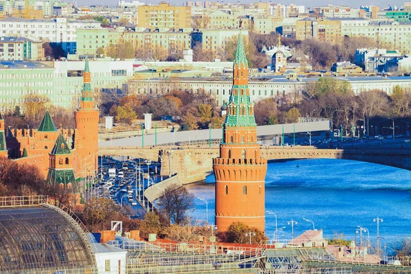 Kremelské věže a Bolšoj Moskvoretský most se svou cityní v Moskvě — Stock fotografie