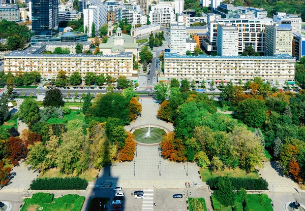 Parque e fonte na cidade de Varsóvia — Fotografia de Stock