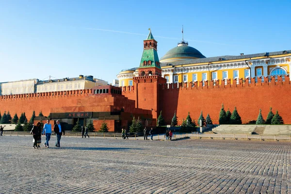 People on Red Square at Mausoleum in Kremlin in Moscow — Stock Photo, Image