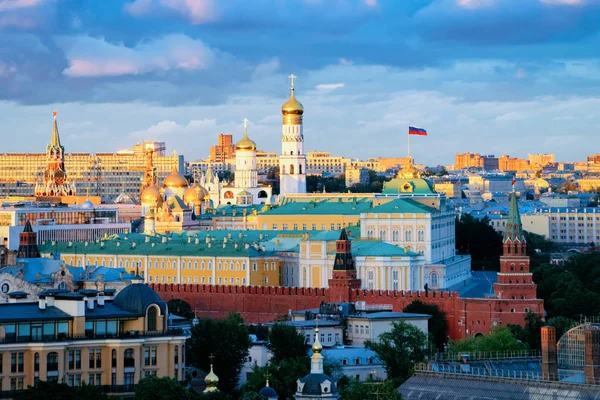 Igrejas e Grande Palácio do Kremlin em Moscou — Fotografia de Stock