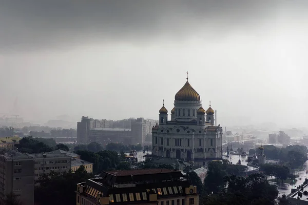 Chuva forte na Catedral de Cristo Salvador em Moscou — Fotografia de Stock
