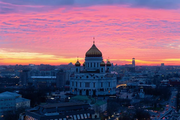 Christus-Erlöser-Kathedrale im rosafarbenen Sonnenaufgang von Moskau — Stockfoto