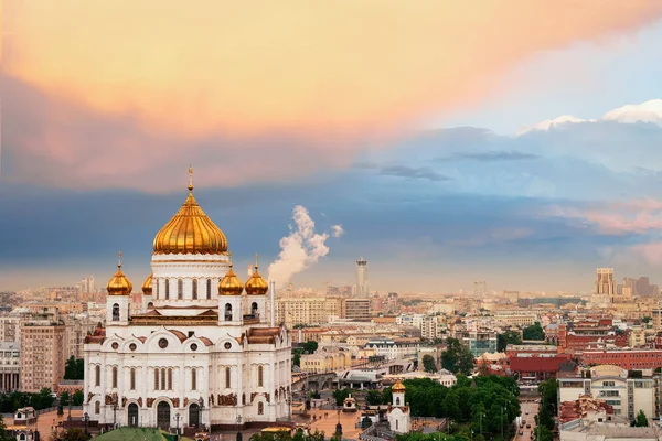 Luchtfoto van Christus Verlosser Kathedraal in Moskou wolken zonsondergang — Stockfoto