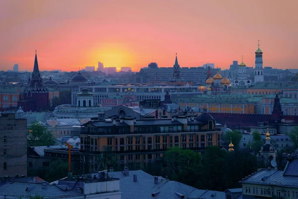 Flygbild över soluppgången över Kreml i Moskva — Stockfoto