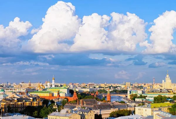 Vista aérea del Kremlin de Moscú cielo azul con nubes —  Fotos de Stock