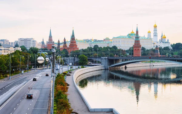 Gran Palacio del Kremlin en Bolshoy Moskvoretsky Puente sobre Moscú Rive —  Fotos de Stock