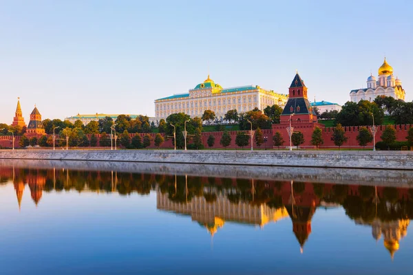 Kremlin com Grande Palácio e Igrejas no Rio Moscou — Fotografia de Stock