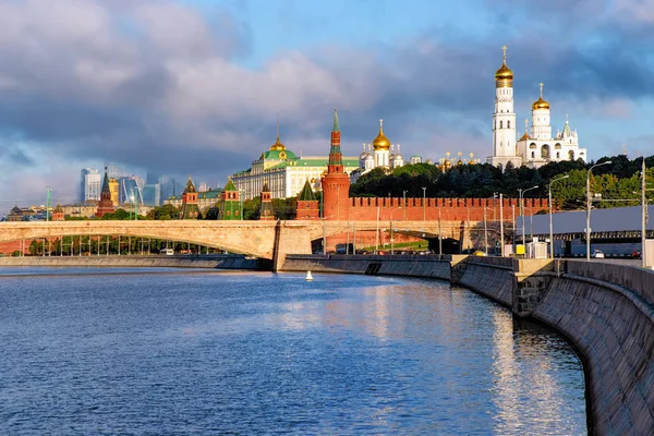 Het Kremlin Grand Palace bij de Bolshoy Moskvoretsky-brug over de Rive van Moskou — Stockfoto