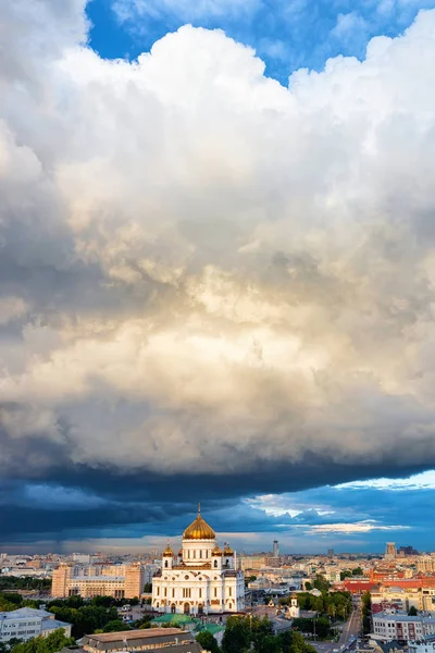 Dramatic clouds at Christ Savior Orthodox Church in Moscow — Stock Photo, Image