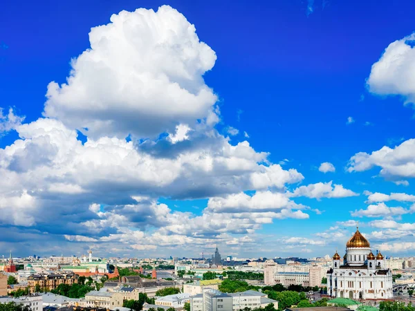 Nubes románticas en Cristo Salvador Iglesia Ortodoxa en Moscú —  Fotos de Stock