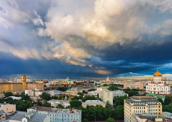 Dramáticas nubes antes de la lluvia en Cristo Salvador Iglesia Ortodoxa Moscú —  Fotos de Stock