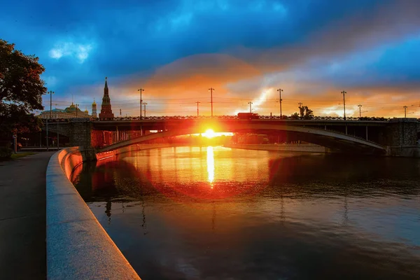 Zonsopgang aan de Bolshoy Moskvoretsky-brug en het Kremlin van Moskou — Stockfoto