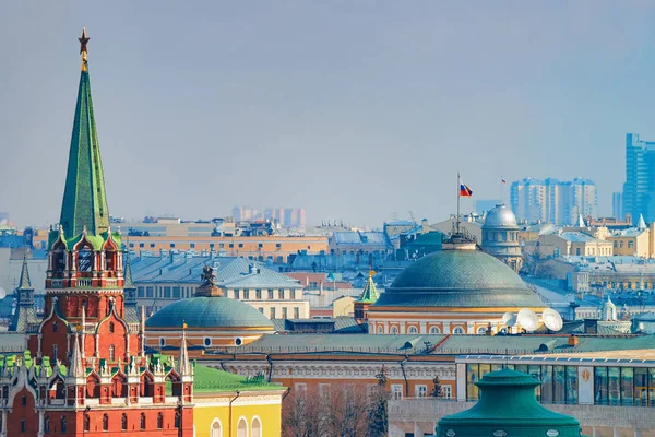 Spasskaya campanario y el Senado en el Kremlin en Moscú —  Fotos de Stock