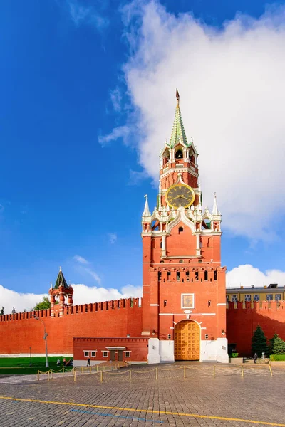 Torre Spasskaya e mura nel Cremlino nella città di Mosca — Foto Stock