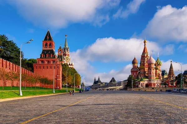 Rudé náměstí s kremelskou zdí a katedrála svatého Basileje Moskva — Stock fotografie