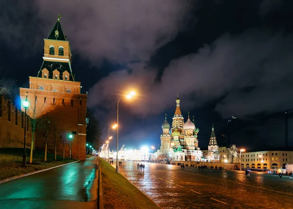 Kremlin duvarları Ile Kırmızı Kare Saint Basil Katedrali Moskova gece — Stok fotoğraf