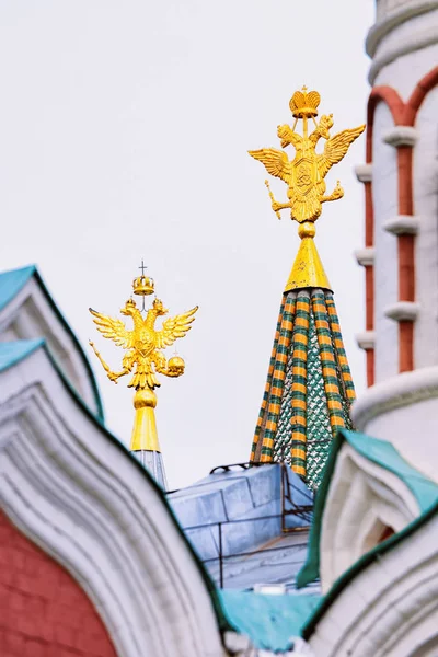 Történeti Múzeum és a Kazáni dóm moszkvai császári sasok — Stock Fotó