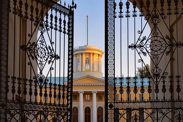 Vstupní brána v Archangelskoye Palace nedaleko Moskvy — Stock fotografie