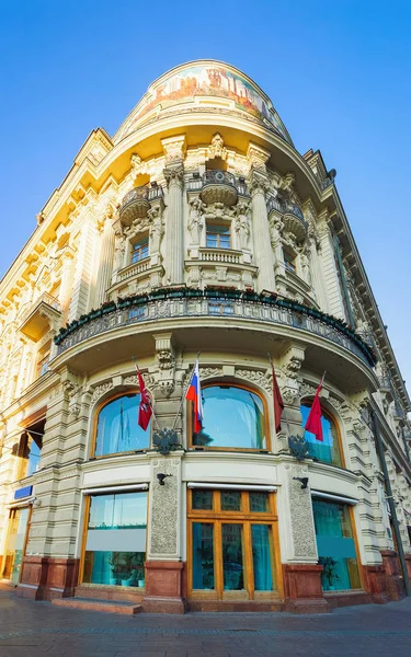 Antiguo edificio de arquitectura con banderas en Moscú — Foto de Stock