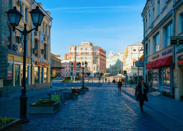 Pedestres cruzando em Kuznetsky Most Street em Moscou — Fotografia de Stock